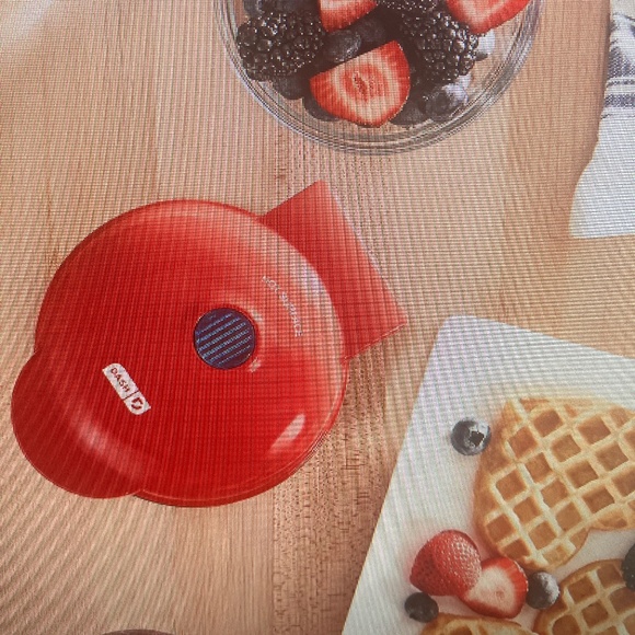 WEEKEND DEAL!! (Thru 11/2) NWOT! ❤️ DASH Mini Heart ❤️ Waffle Maker! - Picture 6 of 14